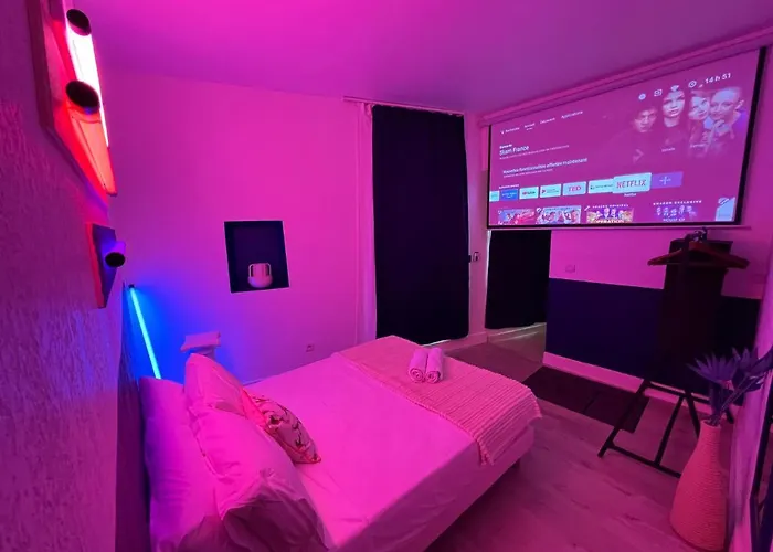 Roma Reva: Design Et Cinema Apartment Nimes